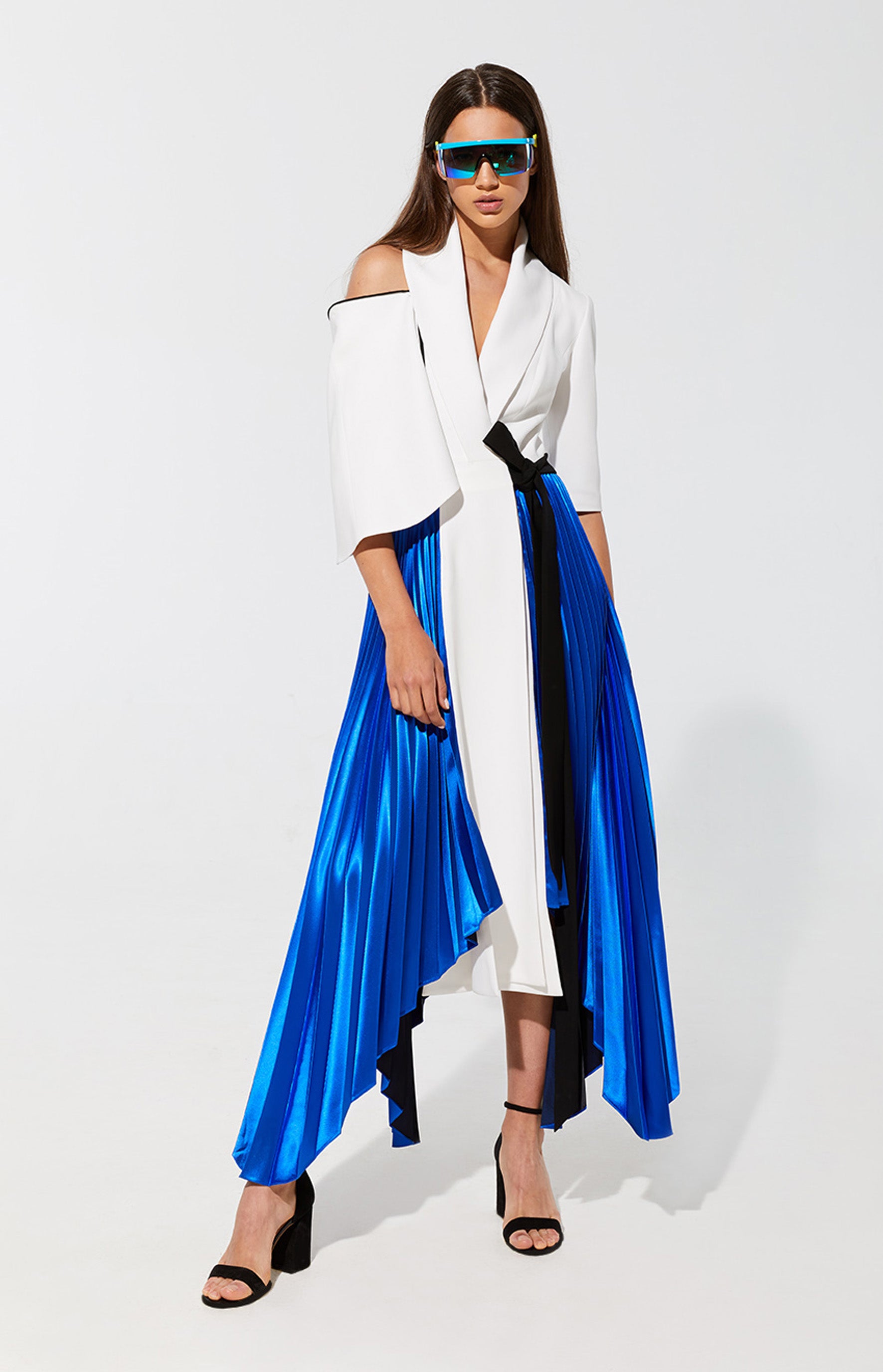 Wing sleeve dress with pleats