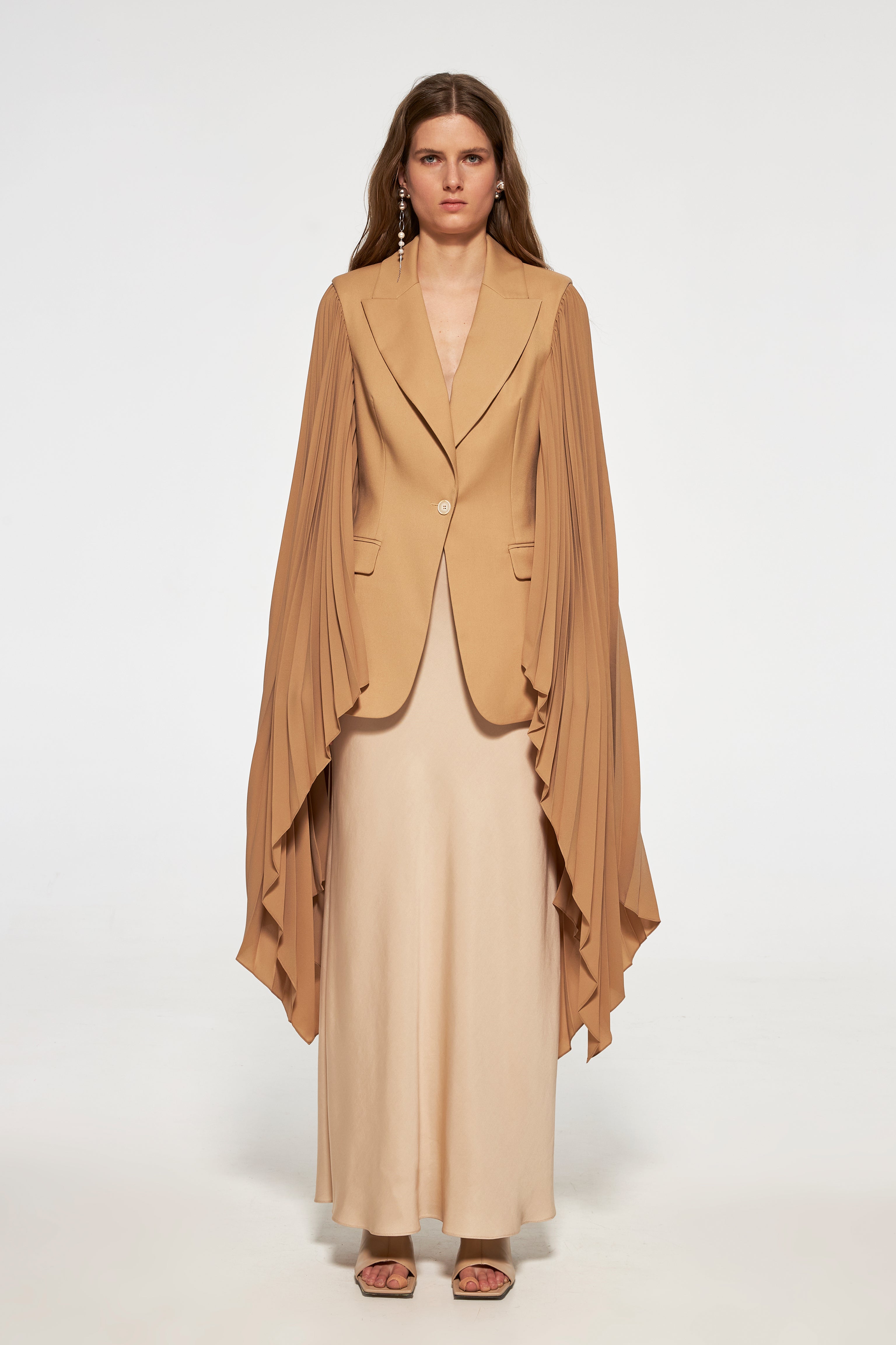 Tuxedo with long pleated sleeves