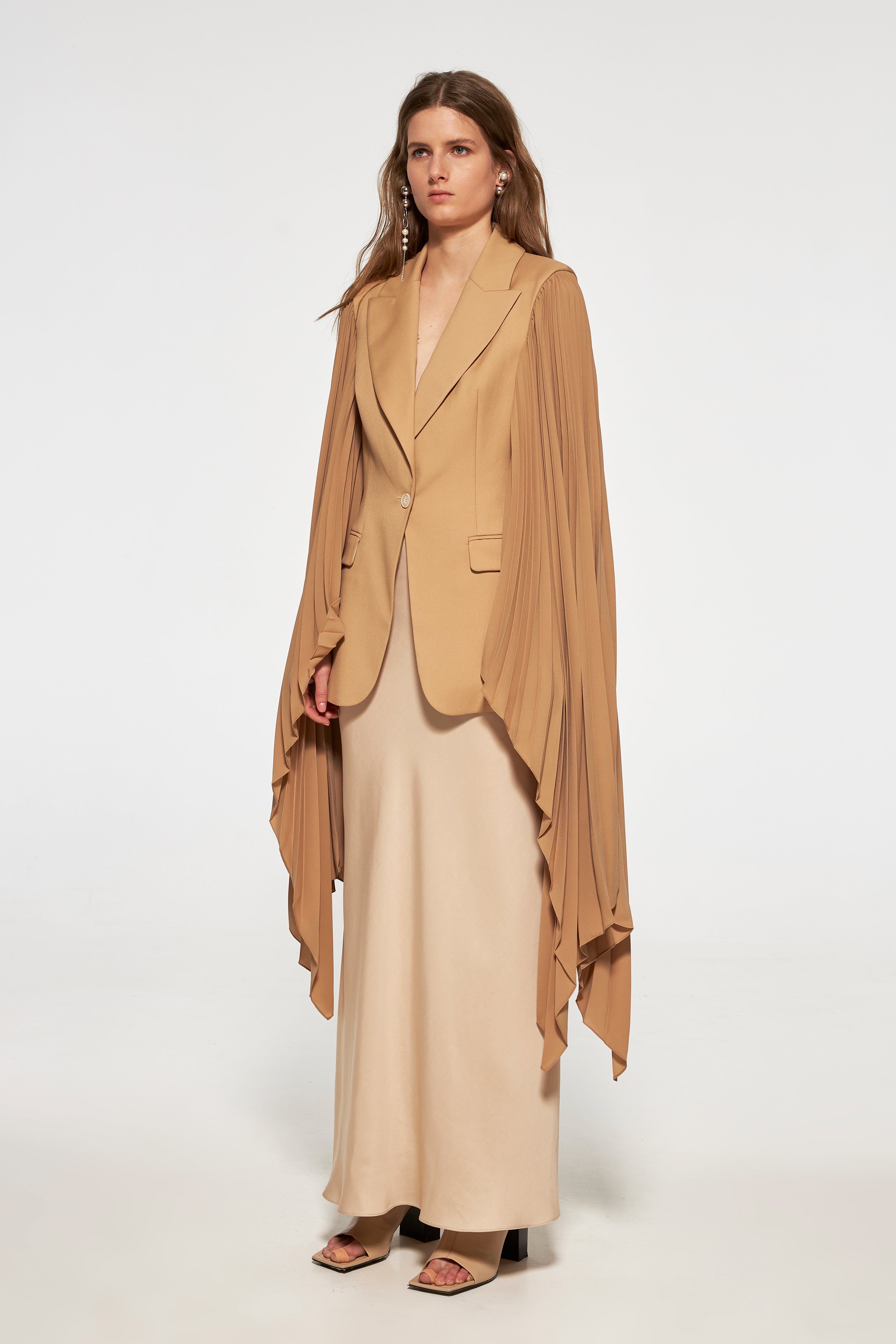 Tuxedo with long pleated sleeves