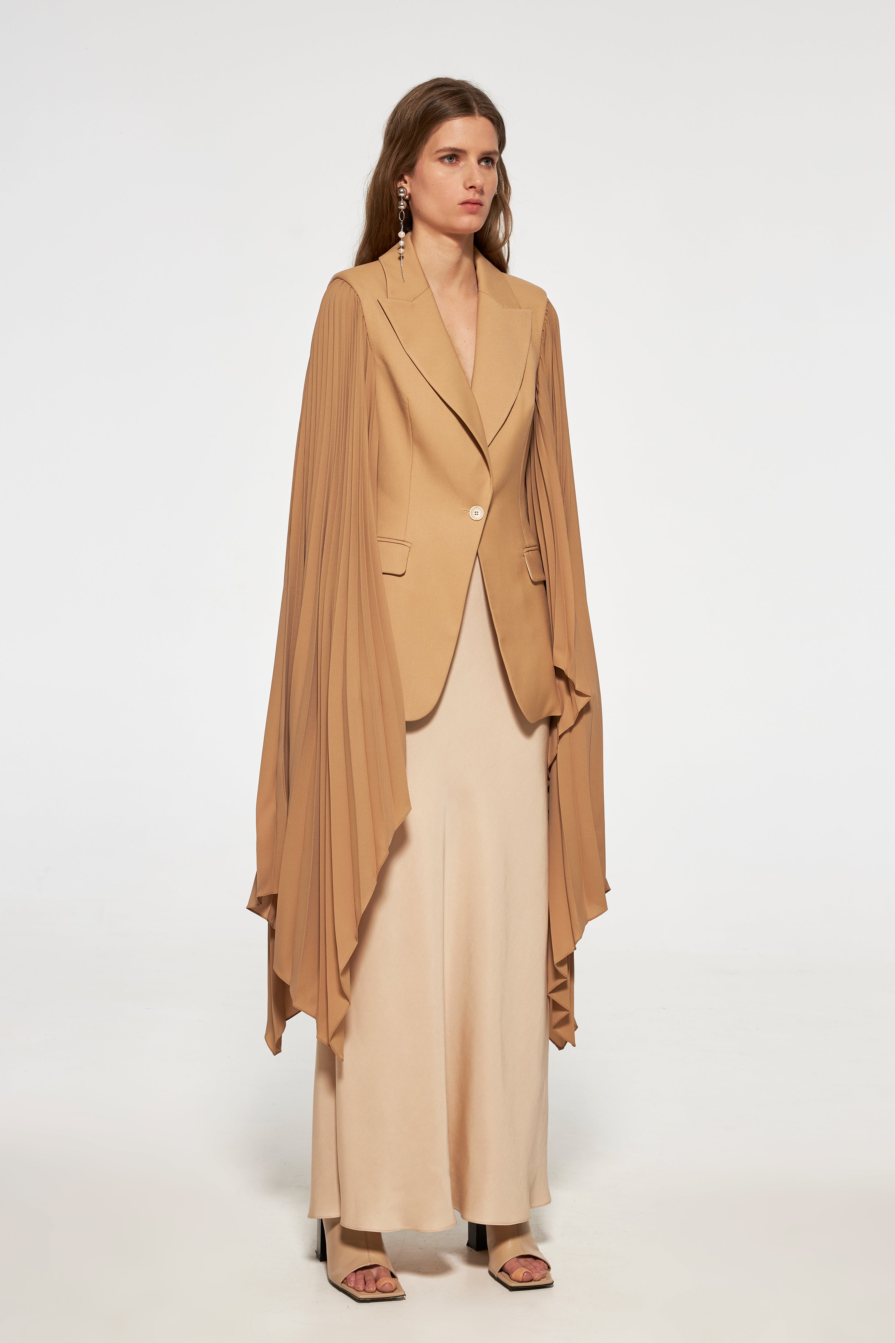 Tuxedo with long pleated sleeves