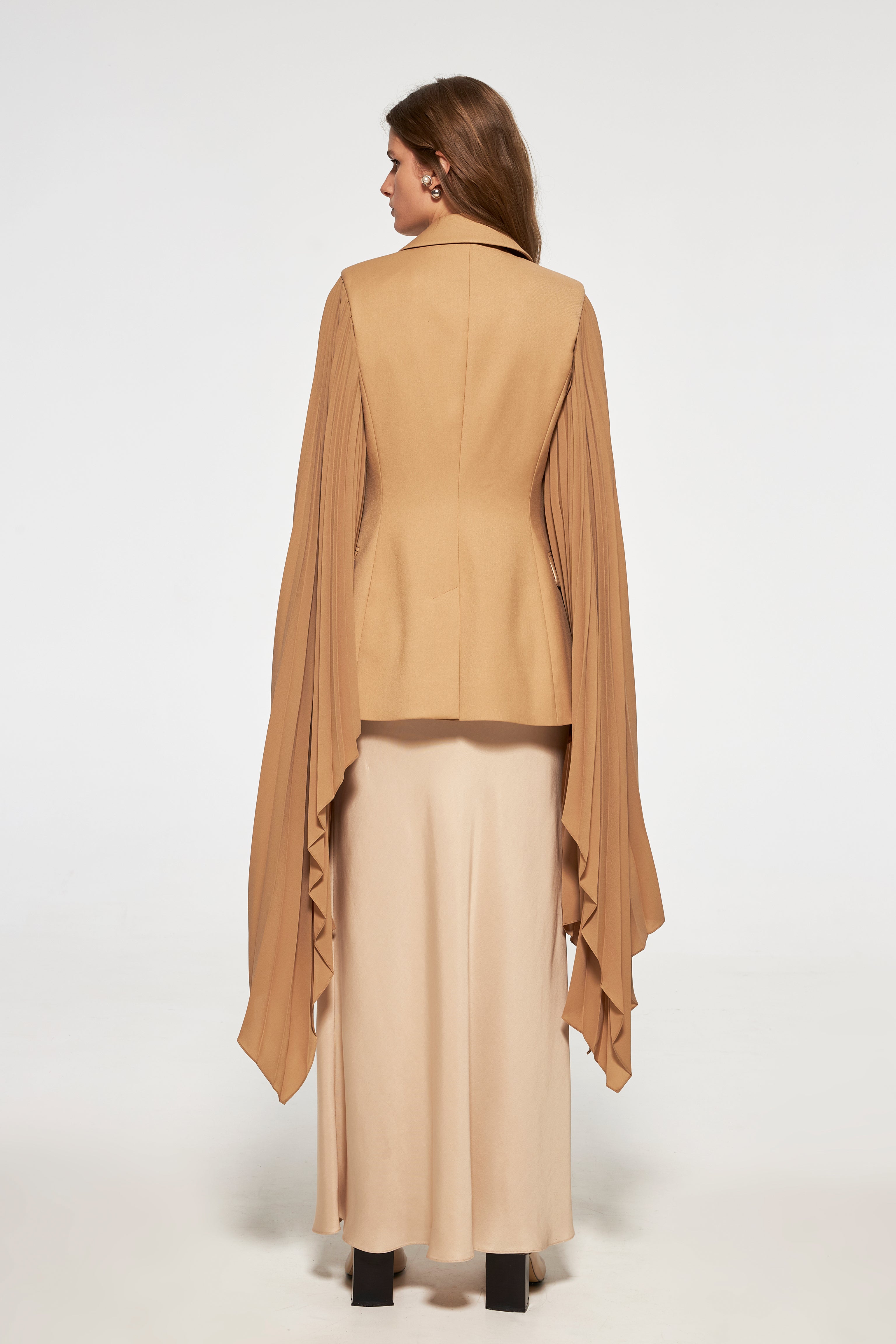 Tuxedo with long pleated sleeves
