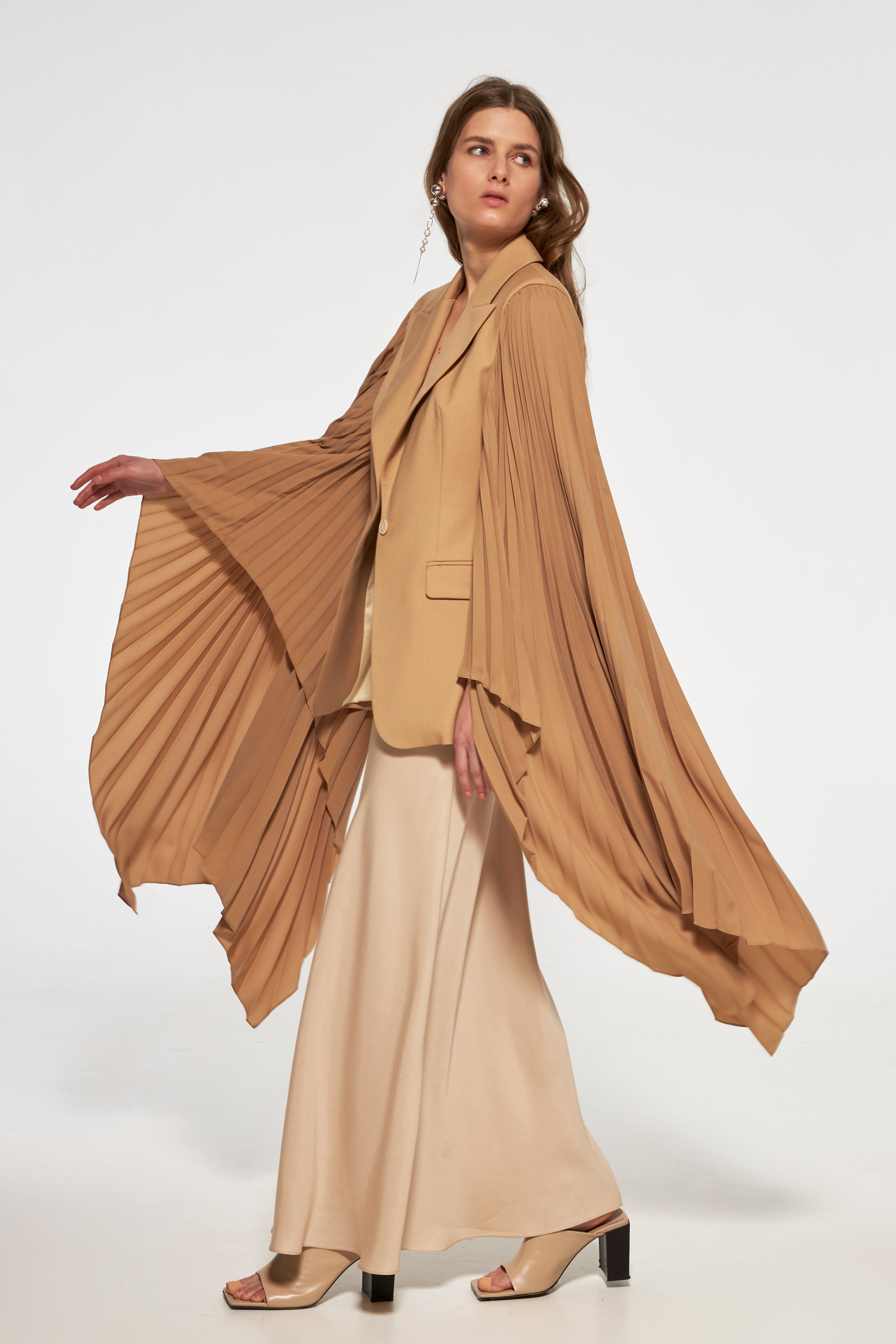 Tuxedo with long pleated sleeves