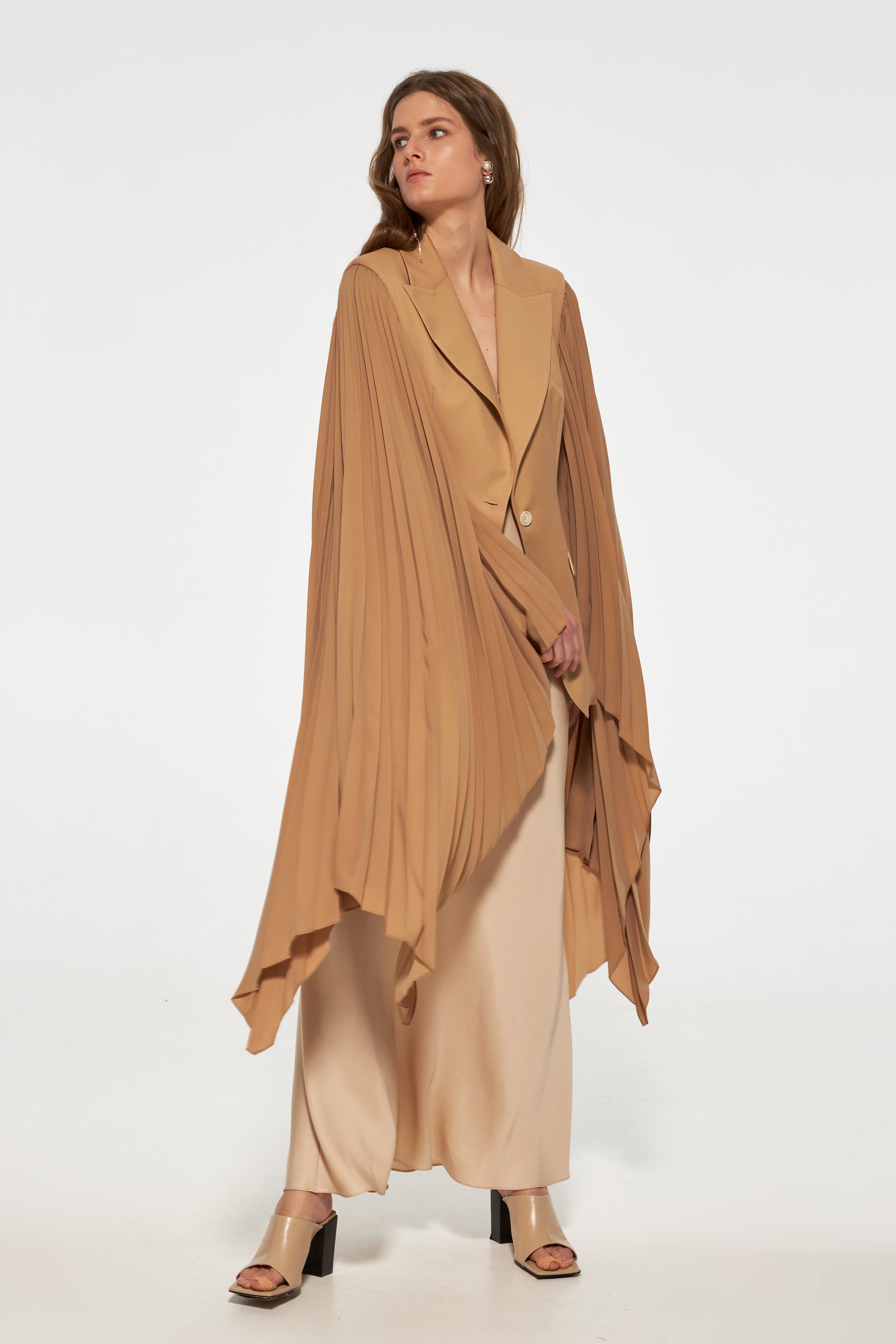 Tuxedo with long pleated sleeves