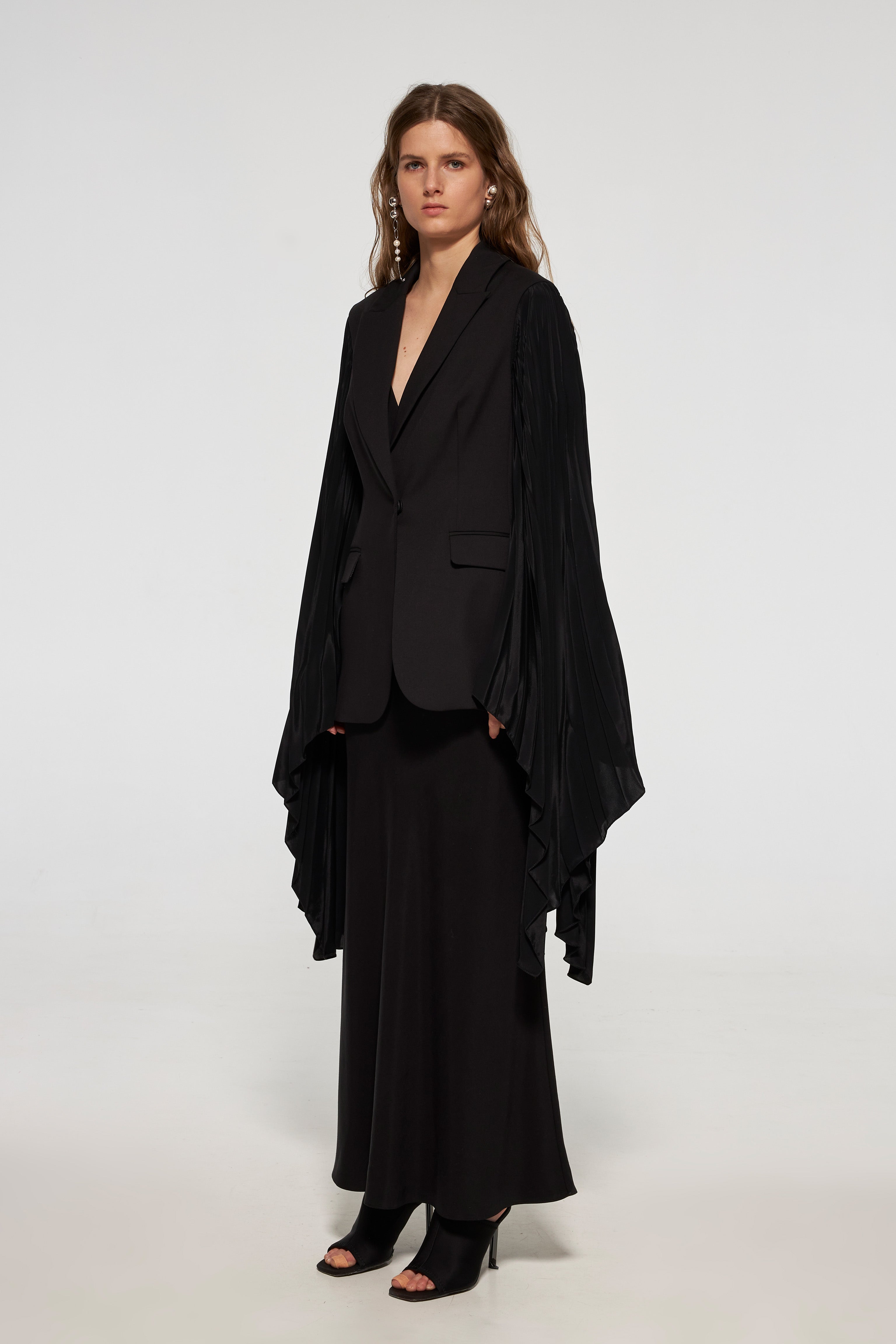 Tuxedo with long pleated sleeves